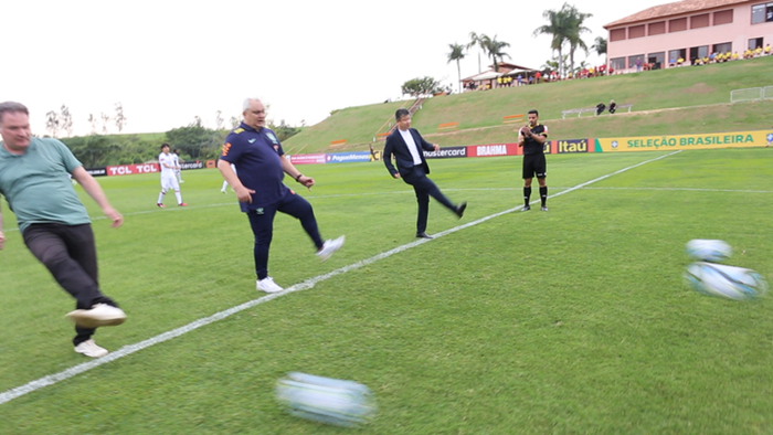 巴西国家队青训总监布兰科先生（中）、鲁能巴西体育中方经理李楠先生（右）和巴方经理利马先生（左）为比赛开球。