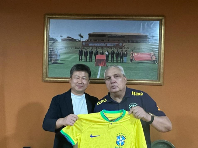 巴西国家队青训总监布兰科先生表示感谢赠送巴西国家队球衣