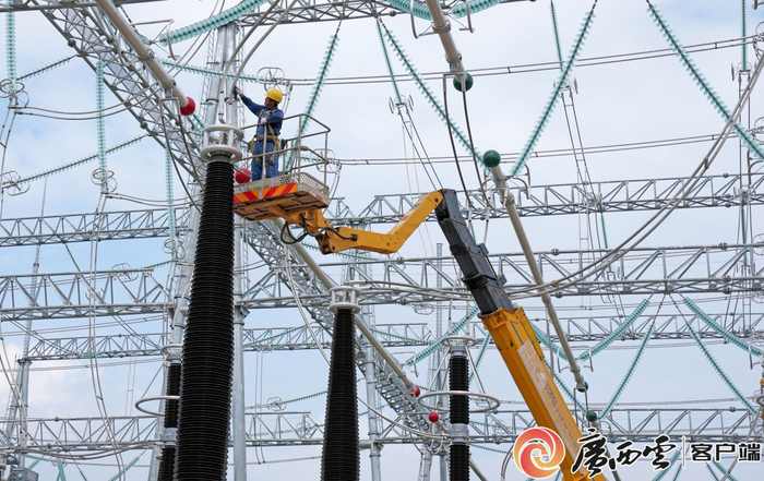 技术人员正在对设备进行投运前检查（无人机照片）。通讯员 马华斌 摄