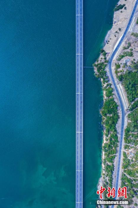 航拍拉林高等级公路多布特大桥。张静 摄