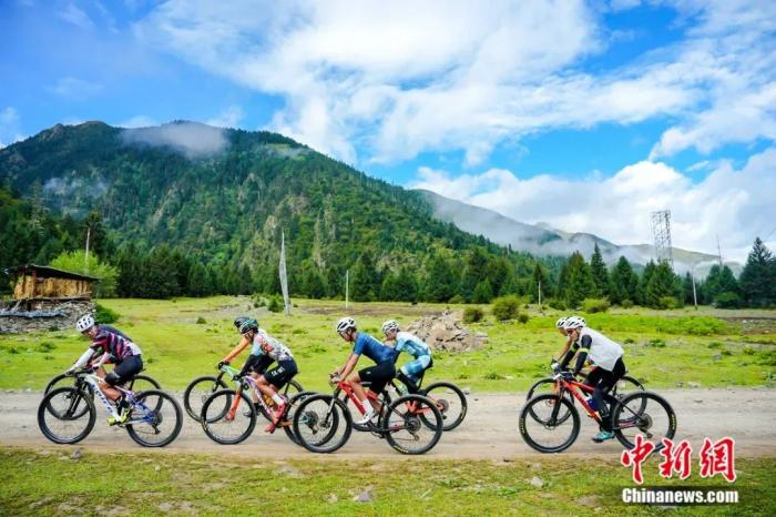 选手参加巴松措国际山地越野自行车赛。赛事组委会供图