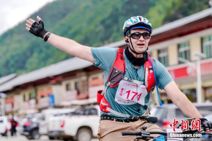 外籍选手参加巴松措国际山地越野自行车赛。赛事组委会供图