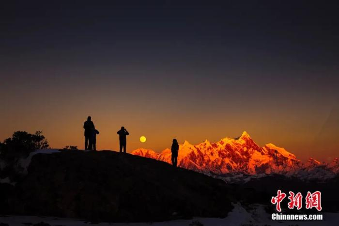 南迦巴瓦日落。张静 摄