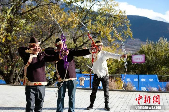 工布新年射响箭。西藏自治区旅发厅供图