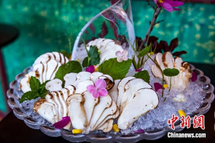 松茸刺身。林芝市旅发局供图