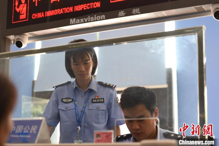 图为王一凡在岗位上工作。瑞丽出入境边防检查站 供图