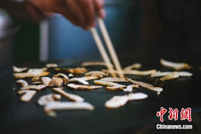 香煎松茸。林芝市旅发局供图