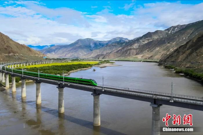 拉林铁路上的复兴号。中新社记者 江飞波 摄