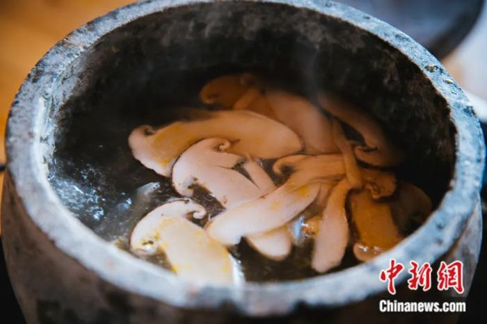 石锅松茸煲汤。林芝旅发局供图
