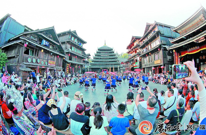 10月3日，众多游客在三江侗族自治县林溪镇程阳八寨景区赏秋色、品侗宴、体验民族风情。龚普康 梁秀明 摄