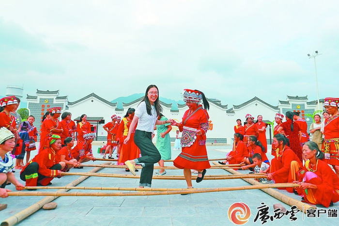 10月2日，在灌阳县观音阁乡丰登广场，各族群众载歌载舞欢度国庆。李忠波 戈其高 摄