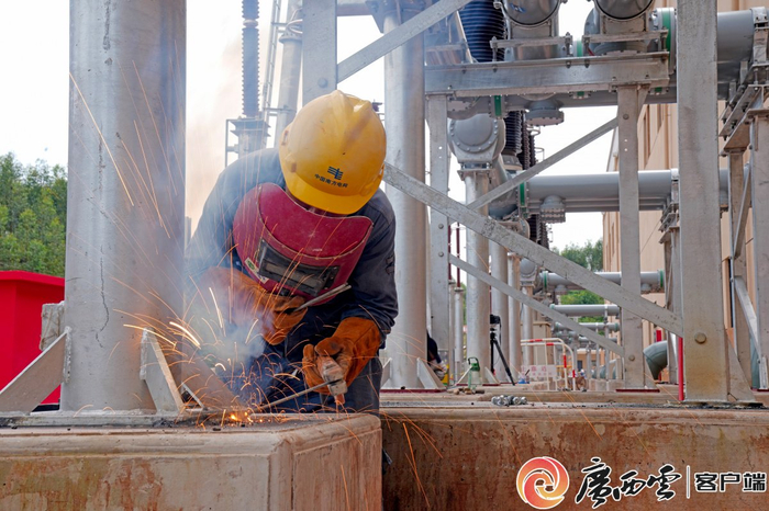 电力施工人员正在对设备支架接地进行焊接。通讯员 马华斌 摄