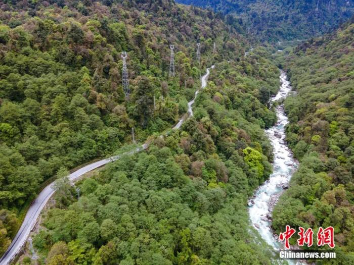 扎墨公路。中新社记者 江飞波 摄