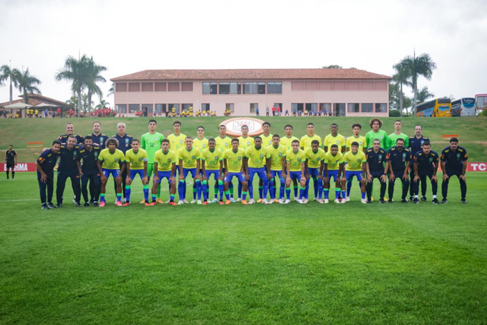 巴西U17国家队于鲁能巴西体育基地赛前合照