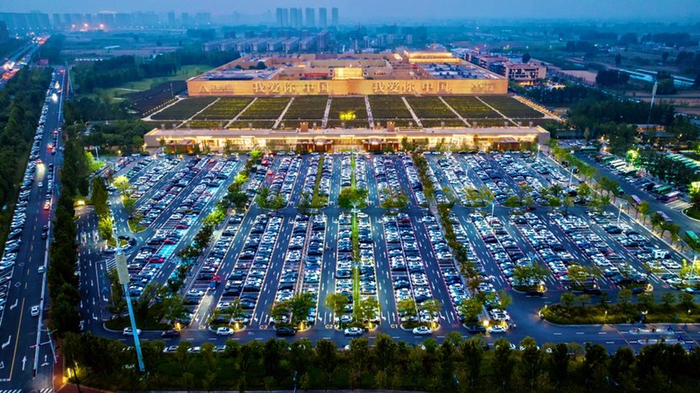 ▲中秋国庆黄金周期间，河南“只有河南·戏剧幻城”订单量创历史新高，停车场停满游客车辆。受访者供图