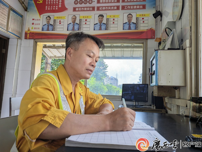 周实川在记录来往车次。覃文愿 摄