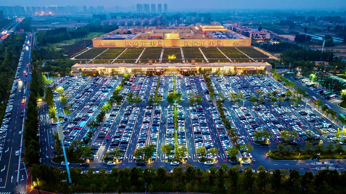 ▲中秋国庆黄金周期间，河南“只有河南·戏剧幻城”订单量创历史新高，停车场停满游客车辆。（受访者供图）