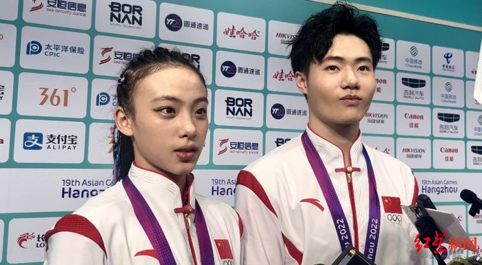 ▲朱思怡和张颢接受媒体采访