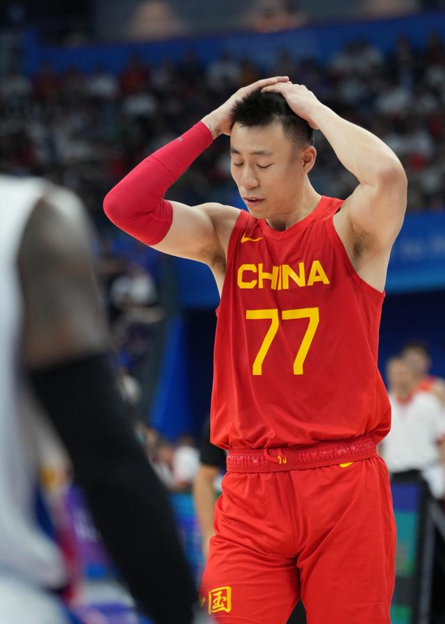 张镇麟最后一投偏出，但当时比赛还剩3.4秒结束，他的选择是懊恼抱头。  图/新华社