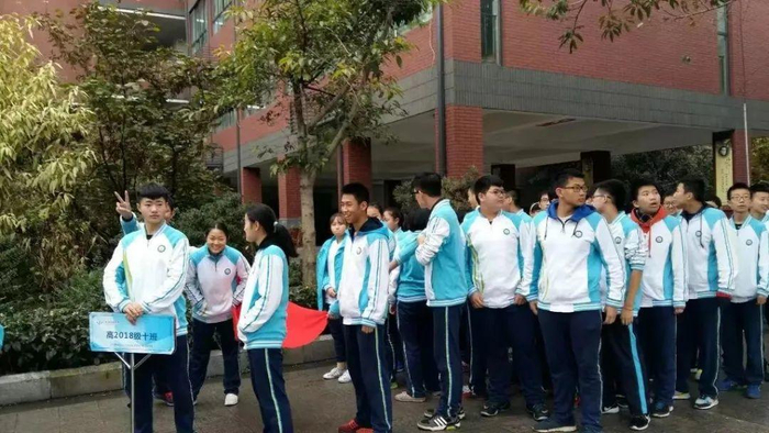 ▲校运会上，张颢曾作为班级代表举班牌