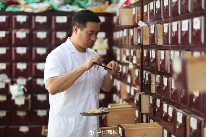 贵州省黔南布依族苗族自治州福泉市中医医院的医师在抓配中药。（图片由CNSPHOTO提供）