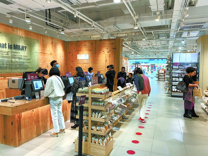 商场里挑选商品的顾客。