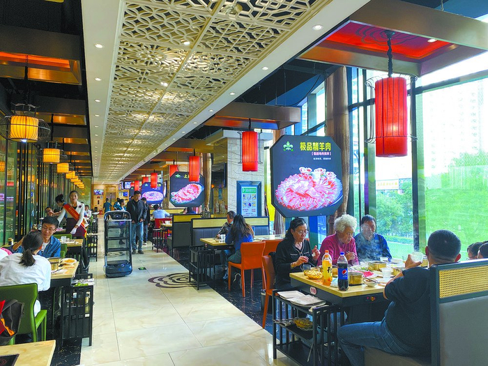 火锅店里用餐的群众。本报记者 罗珺 摄