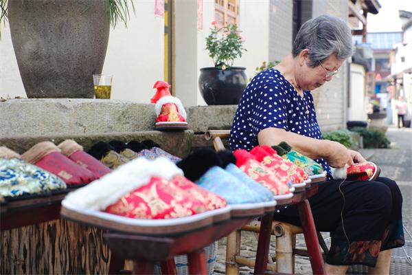 环溪村村民在缝制棉拖。中国网记者 郑伟 摄