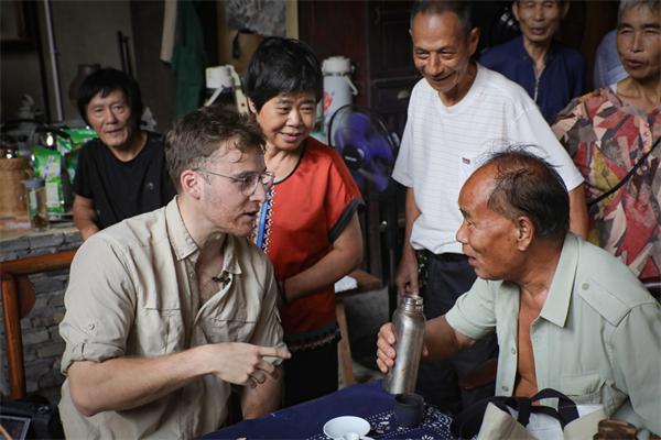 外宾在深澳村老茶馆中与村民交流。中国网记者 郑伟 摄
