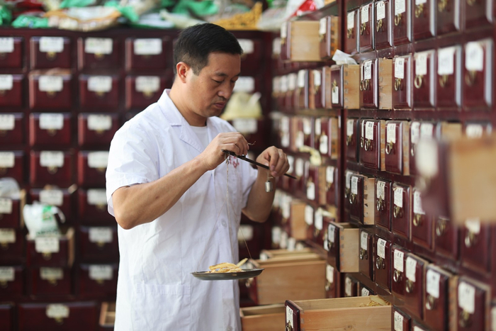 贵州省黔南布依族苗族自治州福泉市中医医院的医师在抓配中药。（图片由CNSPHOTO提供）