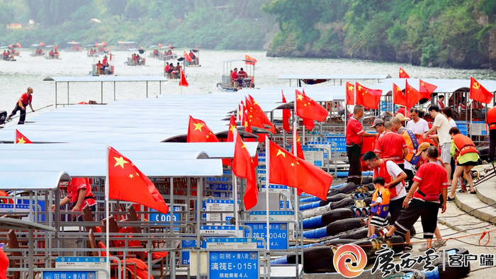 中秋、国庆期间，阳朔漓江景区旅游火爆，满江“中国红”。通讯员 莫艳兰 摄