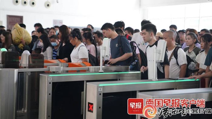 旅客在全州南站检票口有序检票进站。卢穗萍 摄