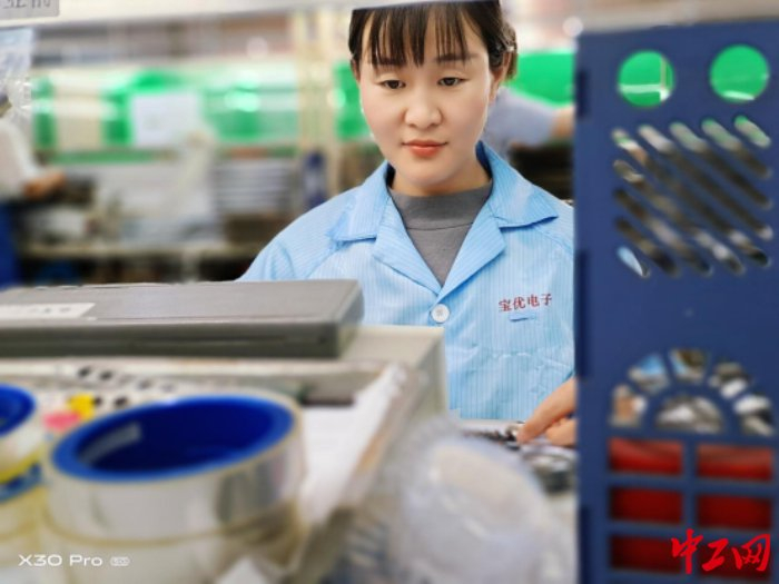 刘建梅在生产一线。受访者供图