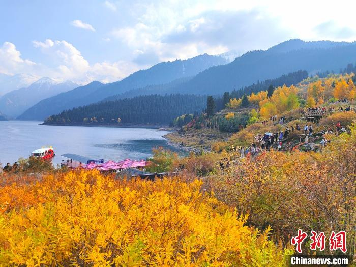 中秋,国庆"双节"期间新疆天山天池景区迎来旅游小高峰|新疆|王小军