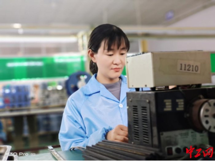 刘建梅在生产一线。受访者供图