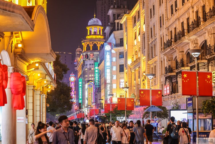 国庆佳节 彩旗高挂共庆华诞