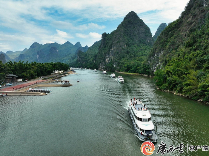 10月5日,在桂林漓江杨堤码头段,众多游客乘坐游船观赏两岸风光.