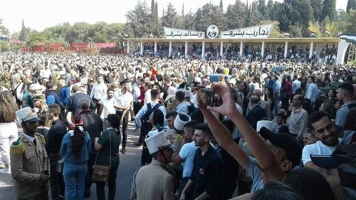 ▲毕业典礼后人们涌进庭院