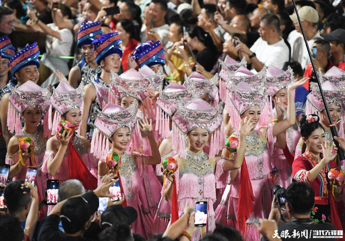 广西桂林米粉啦啦队亮相“村超”。李枫 张丽 摄