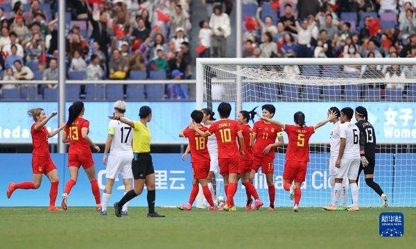 10月6日,中国队球员在比赛中庆祝进球。新华社记者 贾浩成 摄