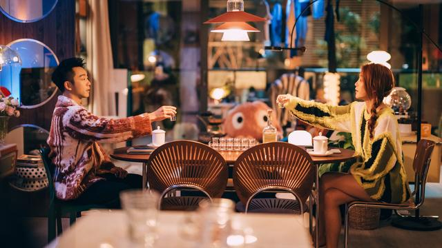 电影《前任4》中，余飞（左，郑恺饰）与丁点（右，曾梦雪饰）这对情侣自创了“结婚冷静期”。  片方供图