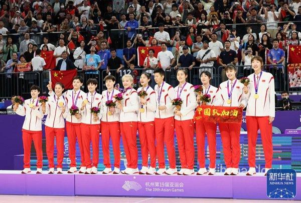 中国队球员在颁奖仪式上合影。新华社记者 兰红光 摄