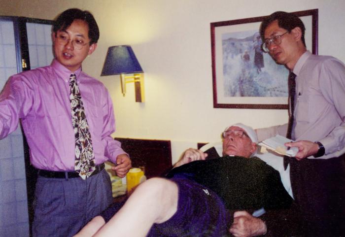 1993 年，赵涛（左）在新加坡为患者诊疗。