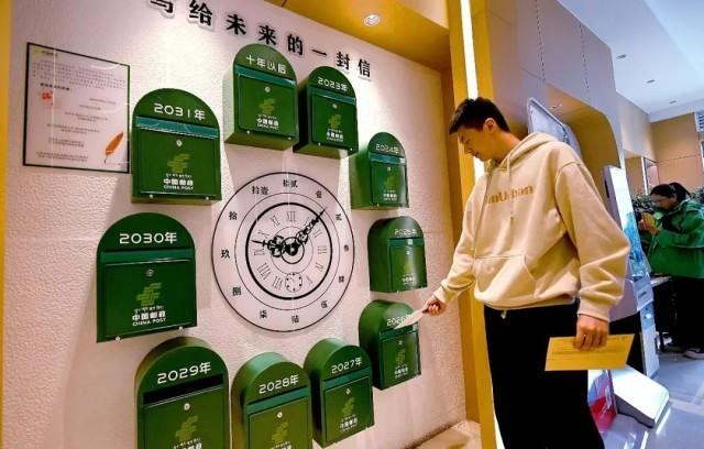 △游客在“天上西藏”主题邮局寄出写给未来自己的一封信。 人民政协报记者 田福良 摄
