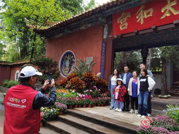 文旅青年志愿者为游客拍照 受访者供图
