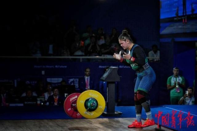 10月6日，杭州亚运会举重女子87公斤级决赛，土库曼斯坦队参赛选手阿纳姆扬·鲁斯塔莫娃。中青报·中青网记者 赵迪/摄