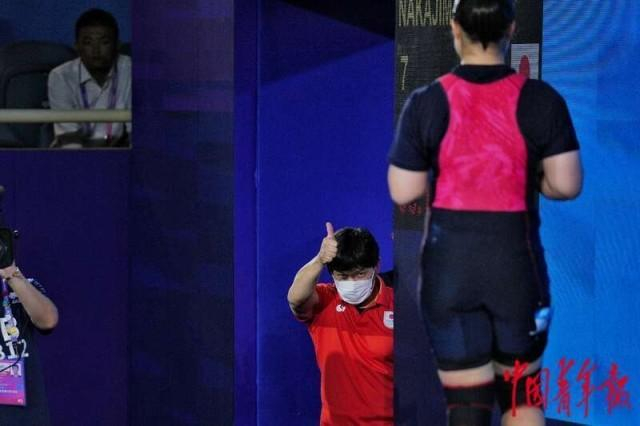 10月6日，杭州亚运会举重女子87公斤级决赛，日本队教练为运动员竖起大拇指。中青报·中青网记者 赵迪/摄