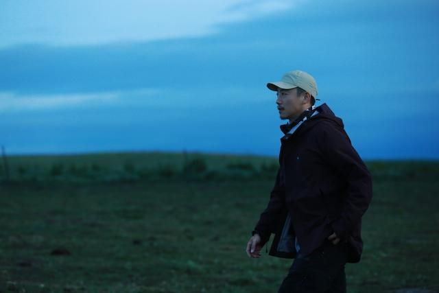 如今的郑恺变得越来越随性，不久前他参加一档户外节目留起了小胡子，至今都舍不得剃掉。  图片来自其工作室官微