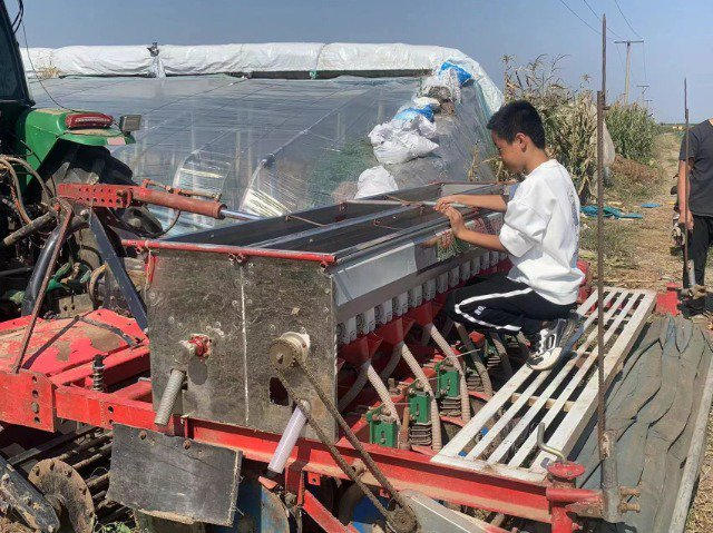 学习使用播种机。杨丽红 摄