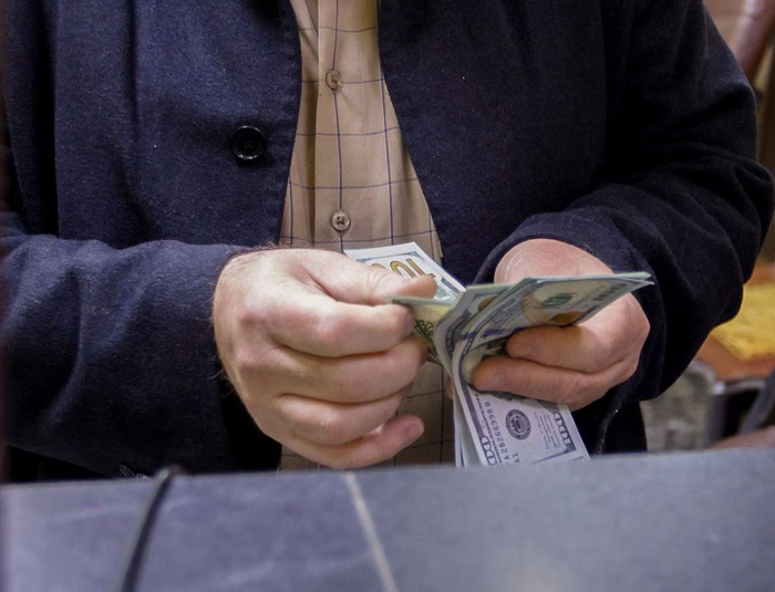 ▲伊拉克人在银行柜台取现